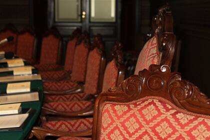 Cada sillón porta la letra de un académico: la “L” pertenece a Mario Vargas Llosa