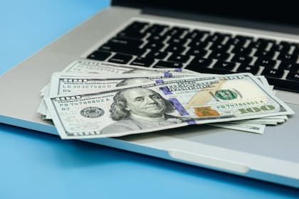 Cada solicitante deberá abonar US$100 por año calendario mientras su expediente permanezca en el sistema del Uscis