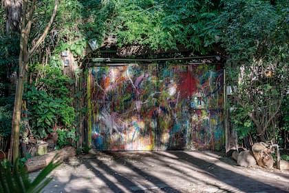 Cada tanto en el paisaje irrumpen formas coloridas, intervenidas por Pepito