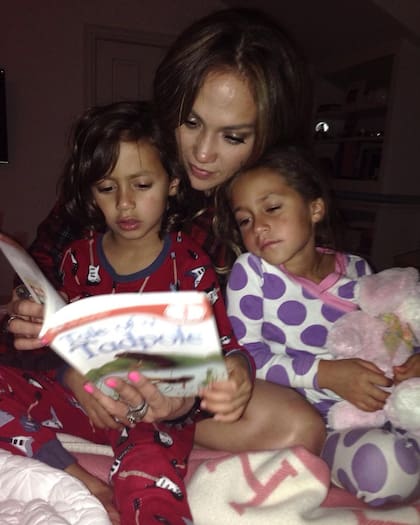 Cada tanto, JLo comparte recuerdos con sus dos hijos y revela el gran parecido que tiene Emme con ella