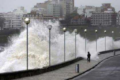 Cada tanto, la naturaleza nos recuerda su poder; aquí, un temporal en Mar del Plata