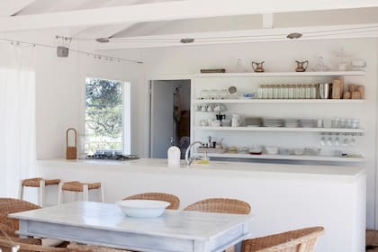 Cada temporada, en esta casa se reencuentra con su hijo Francisco Pugliese y con su nieto Franqui, que viven en Los Ángeles. Y se regalan unas semanas de familia, complicidad y risas. Siempre espléndida, disfruta de su soledad y de unas pocas salidas con amigas.