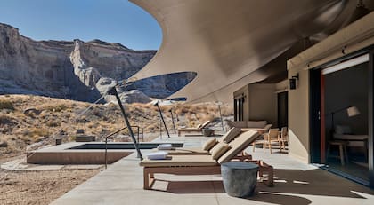 Cada tienda de campaña tiene su propia terraza al aire libre, fogón, pileta, sala de estar y telescopio para observar el cielo.
