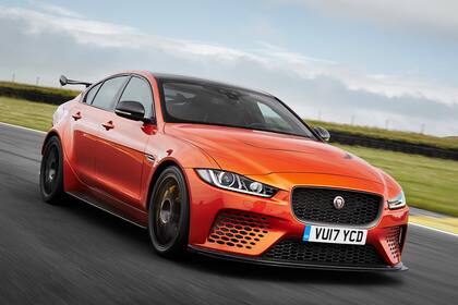 Cada una de las 300 unidades del Jaguar XE SV Project se producen a mano y se venden desde USD195.000