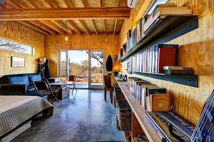 Cada unidad cuenta con un espacio de estar funcional y luminoso, con ventanales que permiten la entrada de luz natural y vistas abiertas al entorno