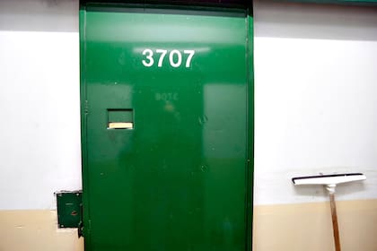 Cada uno de estos espacios de 4 x 2,50 metros se completa con una cama, un banquito, un escritorio fijo y una biblioteca empotrada