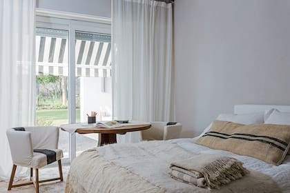 Cada uno de los cuartos tiene un espacio de escritorio, en este caso una mesa redonda.