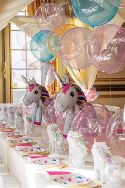 Cada uno de los invitados encontró en la mesa una piñata en forma de unicornio con golosinas adentro.