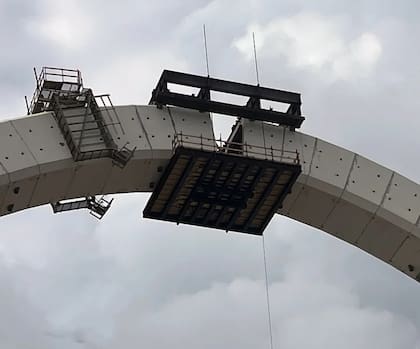 Cada uno de los seis arcos está compuesto por bloques prefabricados de hormigón