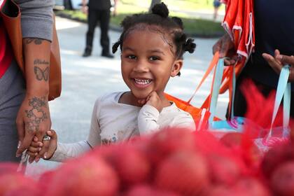 Cada US$1 que se done ayudará a proporcionar suficientes alimentos para 6 comidas para toda una familia. (feedingnefl.org)