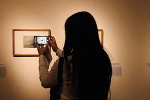 Prendidos al celular, hasta en el museo