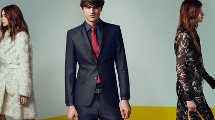 Cada vez más entallado, el traje se usa en toda ocasión. Gentileza Rochas.