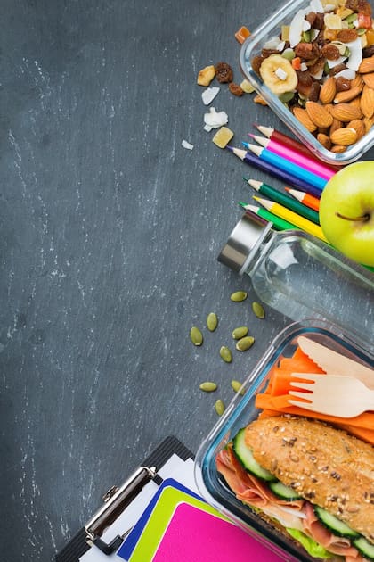 Cada vez más escuelas implementan mesas compartidas, donde los estudiantes pueden dejar alimentos sellados o no consumidos para que otros los tomen gratuitamente