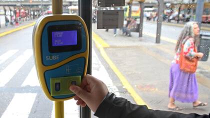 Un colectivo en Constitución, con la tarjeta SUBE funcionando.