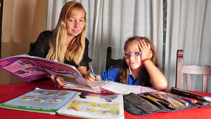 Cada vez más papás se quejan por la tarea de sus hijos