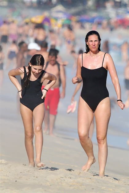 Cada vez más parecidas, madre e hija eligieron matchear sus trajes de baño enterizos para darse un baño