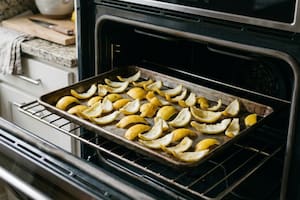 Para qué recomiendan colocar cáscaras de limón en el horno apagado