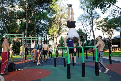 Cada vez más personas se vuelcan a la calistenia en los circuitos que se distribuyen a lo largo de la ciudad