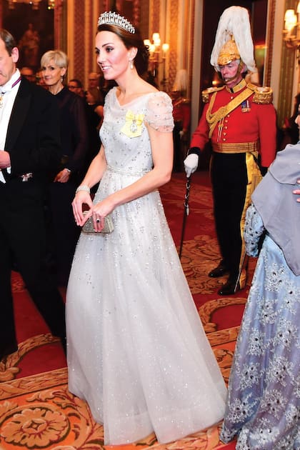 Cada vez más segura de sí misma, en 2019 Kate
dio la bienvenida al entonces presidente de
Estados Unidos, Donald Trump, enfundada en
un traje de gala de Alexander McQueen