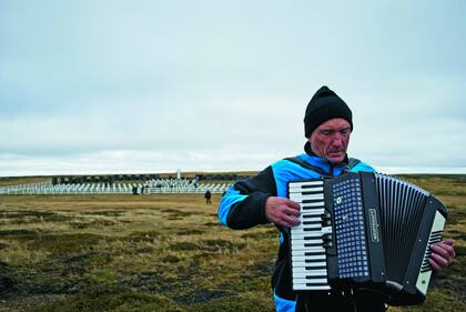 Cada vez que Miguel Anderfurhn vuelve a Malvinas toca el himno nacional con el acordeón de su bisabuelo, quien peleó en la Primera Guerra Mundial