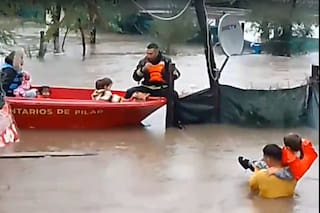 El drama de 12 familias que fueron evacuadas y conviven en una casa de un vecino solidario
