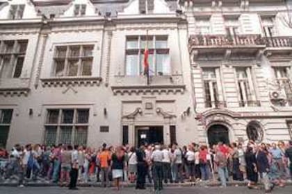 Fila de argentinos frente al consulado de España.