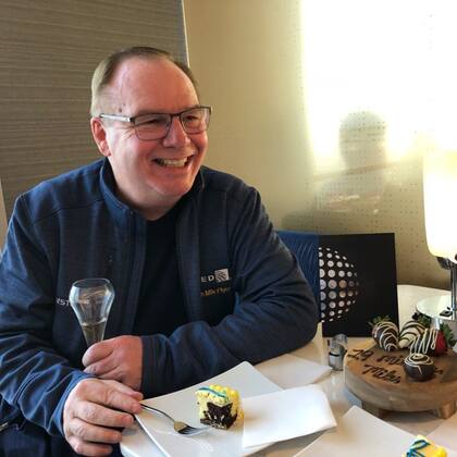 Cada vez que Tom viaja, la aerolínea lo recibe en el área V.I.P