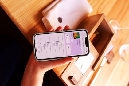 Cada vez que un producto pasa por una etapa, como el cultivo, la cosecha, el procesamiento o la distribución, se crea un “bloque” de información que se registra de forma permanente y accesible para todos los participantes de la cadena