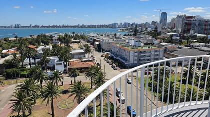 Cada vez se acercan más curiosos dispuestos a subir sus 140 escalones, en una visita que cuesta 50 pesos (US$1,15)