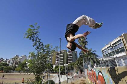 Cada vez son más los cultores del parkour: el mobiliario urbano del Parque Chacabuco es un terreno lleno de obstáculos por conquistar