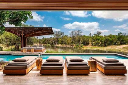 Cada villa cuenta con cuatro suites independientes, además de espacios comunes como pileta, bodega, sala de estar y comedor al aire libre