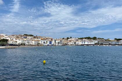 Cadaqués es un pueblo de pescadores reconocido porque Salvador Dalí tenía su casa y organizaba fiestas donde asistían celebridades
