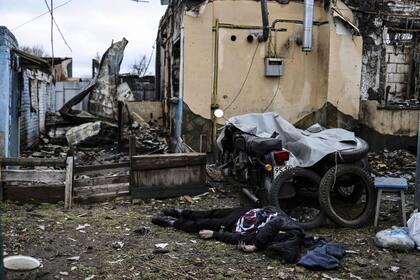 Cadáver de un civil en Bucha, Ucrania