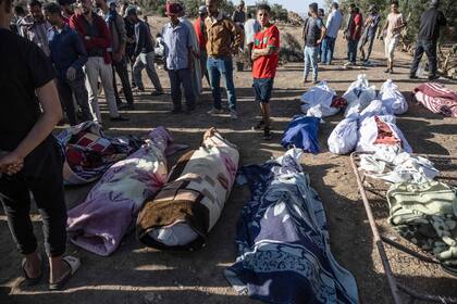 Cadáveres recuperados de los escombros en el devastado pueblo de Tafeghaghte. (FADEL SENNA / AFP)