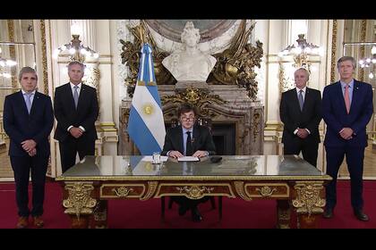 Cadena nacional del presidente Javier Milei junto a Luis Caputo y el titular del Banco Central, Santiago Bausili