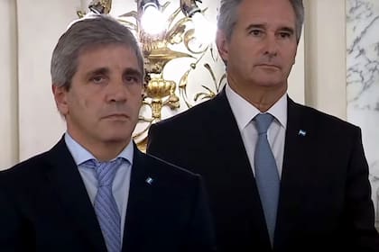Cadena nacional del presidente Javier Milei. Luis Caputo y el titular del Banco Central, Santiago Bausili y el Secretario de Finanzas, Pablo Quirno.