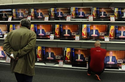 Cadena nacional. Luego de presentarle su abdicación a Mariano Rajoy, el rey Juan Carlos se dirigió al país en un discurso emitido en cadena nacional, que fue seguida por los españoles en todo el país, como en este negocio de Siero, en Asturias