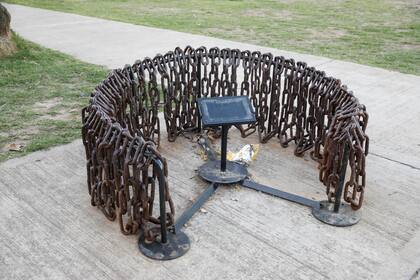 Cadenas utilizadas en la batalla de la Vuelta de Obligado en la plaza homónima, ubicada en la calle Pichincha esquina Garay