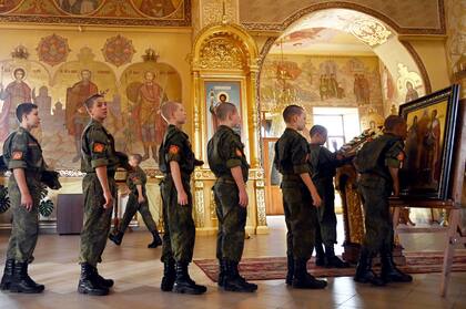 Cadetes de Transnistria de la escuela militar de Suvorov visitan una iglesia ortodoxa durante el Día de los Caídos de Alexander Nevsky, en la ciudad de Bender (Sergei GAPON / AFP)