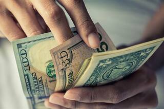 El dólar avanzó tras el feriado, pero retrocedió en el mundo