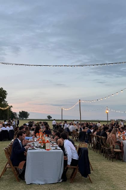 Cae el sol en el campo y las luces, en forma de guirnalda, se empiezan a encender.