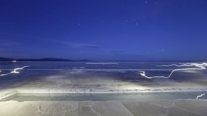 Cae la noche sobre el extenso mar de sal que encierra uno de los mayores yacimientos de litio del planeta