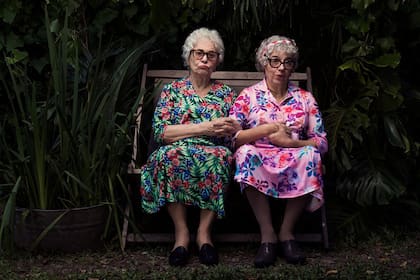 La historia de estas dos hermanas octogenarias protagonizada por Leonor Manso tuvo que interrumpir su exitosa temporada por un accidente de Pelicori, En pocas semanas, Cae la noche tropical volverá a la Casacuberta  