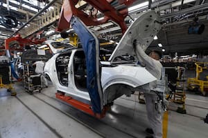 La producción de autos no pudo sostener la suba de abril y se desplomó un 18,6%