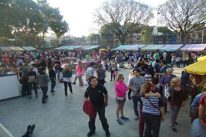 Cae la tarde. Algunas parejas no se enteran.