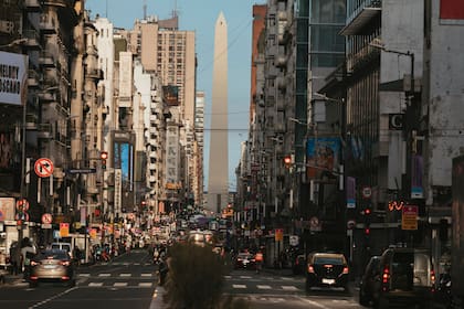 Cae la tarde y la noche va encendiendo a la avenida Corrientes; los autos aún circulan, pero en poco tiempo más le dejarán el espacio a los peatones