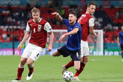 Cae sobre el césped luego de una infracción de Marko Arnautovic, en el áspero choque contra Austria; es un clásico número 5, que quita y juega (Photo by Catherine Ivill / POOL / AFP)