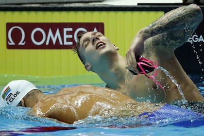 Caeleb Dressel, el hombre de los tatuajes, celebra el oro en los 100 mariposa