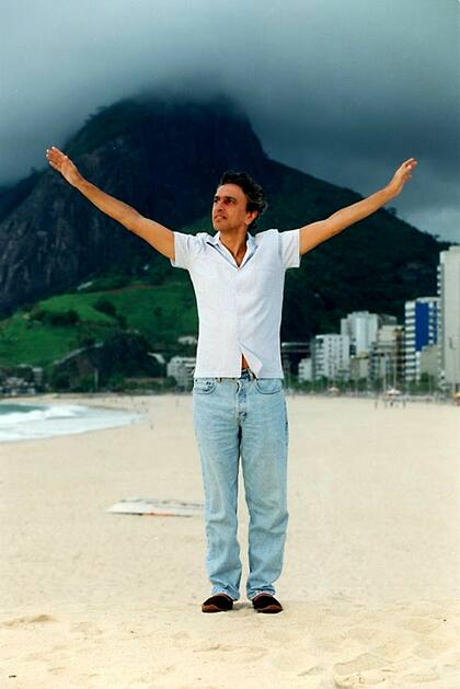 Caetano posa en la playa y, entonces, deja de llover