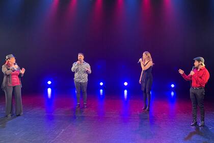 Claudia Tejada, Cristian Centurión, Manuela Perin y Nicolás Cúcaro, en Sabor a calle Corrientes, con el distanciamiento reglamentario